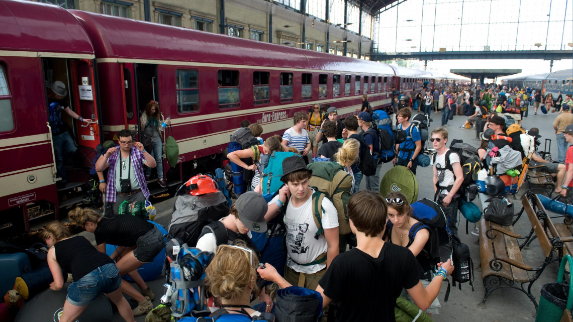 Budapest, 2011. augusztus 6.
Megérkezik a Nyugati pályaudvarra a vonat, amely holland fiatalokat szállít Hollandiából a Sziget fesztiválra. A 16 kocsiból álló vonat több hollandiai várost érintve érkezik meg Budapestre. Az utazó és hálókocsik mellett egy partikocsi is tartozik a szerelvényhez, ahol az út teljes hossza alatt holland DJ-k szolgáltatják a zenét.
MTI Fotó: Kollányi Péter