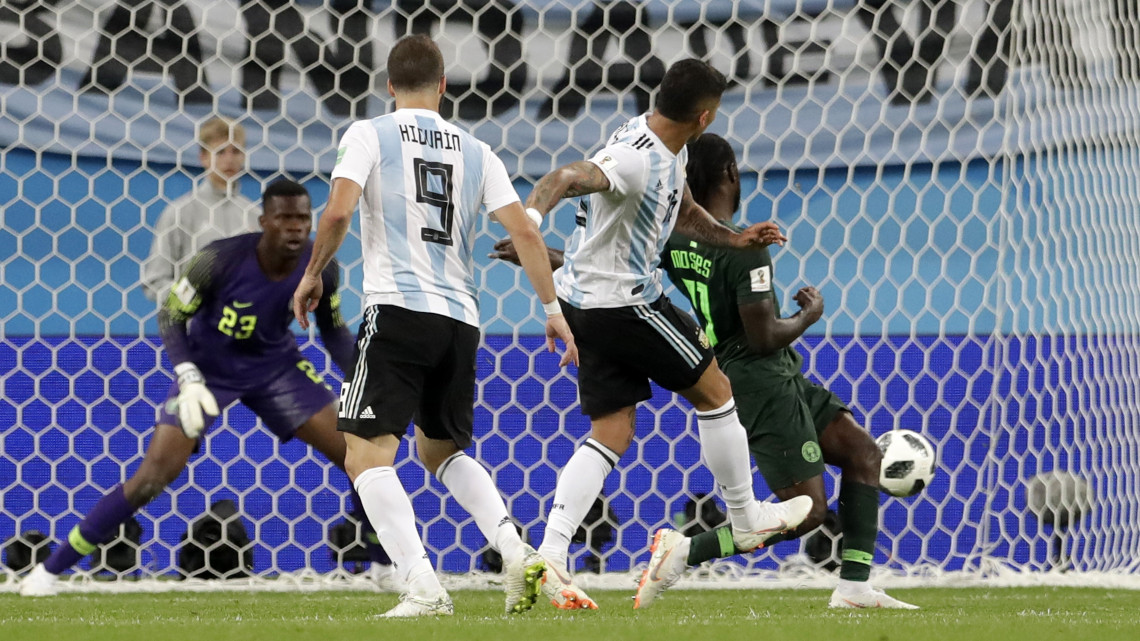 Szentpétervár, 2018. június 26.Az argentin Marcos Rojo (j2) berúgja csapata második gólját a Nigéria  Argentína mérkőzésen, az oroszországi labdarúgó-világbajnokság D csoportjának harmadik fordulójában Szentpéterváron 2018. június 26-án. (MTI/AP/Petr David Josek)