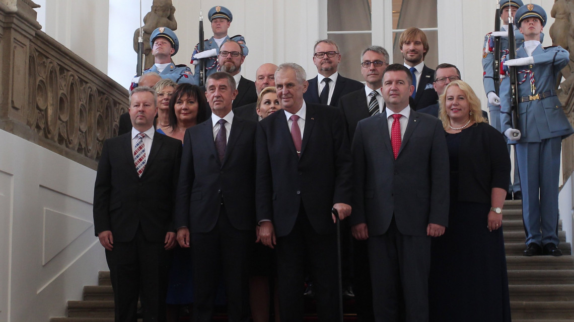 Prága, 2018. június 27.Milos Zeman cseh köztársasági elnök (elöl, k) és Andrej Babis (első sor, b2) miniszterelnök az új cseh kormánnyal a kabinettagok kinevezése alkalmából tartott fotózáson a prágai várban 2018. június 27-én. A szlovák származású Andrej Babis második kormányát nyolc hónappal a parlamenti választás után és öt hónappal első, kisebbségi kormányának bukása után nevezték ki. (MTI/EPA/Milan Kammermayer)