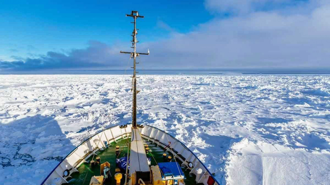 Antarktisz, 2013. december 28.Az Ausztrál Tengerészeti Biztonsági Hatóság (AMSA) által közzétett felvétel az Akagyemik Sokalszkij orosz kirándulóhajóról, amely 74 utassal a fedélzetén jégtáblák közé szorult 2013. december 24-én az Antarktisz partjai közelében. (MTI/EPA/Ausztrál Tengerészeti Biztonsági Hatóság)
