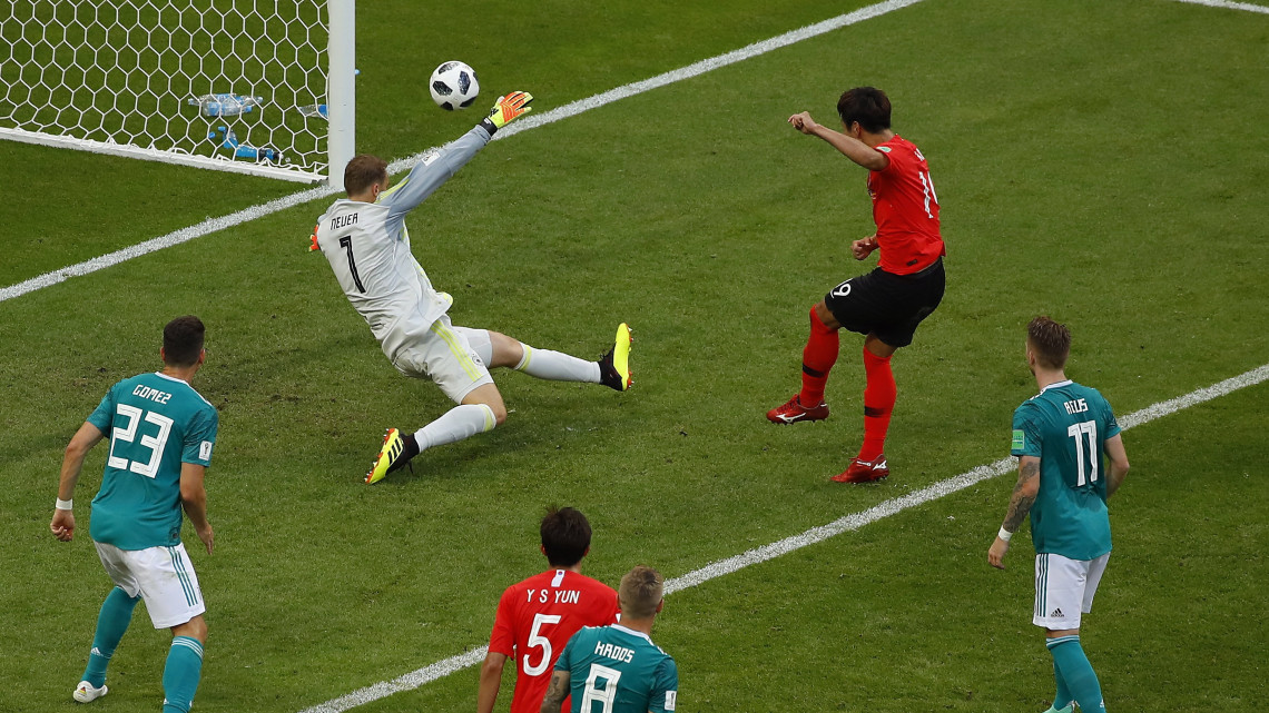 Kazany, 2018. június 27.A dél-koreai Kim Joung Kvon gólt lő az oroszországi labdarúgó-világbajnokság F csoportja harmadik fordulójának Koreai Köztársaság - Németország mérkőzésén a Kazany Arénában 2018. június 27-én. A Koreai Köztársaság 2-0-ra győzött, a címvédő Németország kiesett. (MTI/EPA/Diego Azubel)