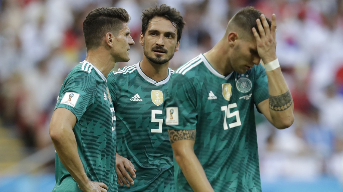 Kazany, 2018. június 27.A német Mario Gomez, Mats Hummels és Niklas Süle (b-j) az oroszországi labdarúgó-világbajnokság F csoportja harmadik fordulójának Koreai Köztársaság - Németország mérkőzése után a Kazany Arénában 2018. június 27-én. A Koreai Köztársaság 2-0-ra győzött, a címvédő Németország kiesett. (MTI/AP/Michael Probst)