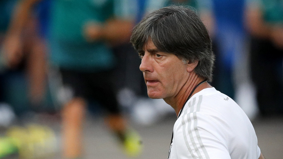 Kazany, 2018. június 26.Joachim Löw szövetségi kapitány a német futballválogatott kazanyi edzésén 2018. június 26-án. Németország másnap Dél-Korea ellen játszik az oroszországi labdarúgó-világbajnokság F csoportjának harmadik fordulójában. (MTI/EPA/Robert Ghement)