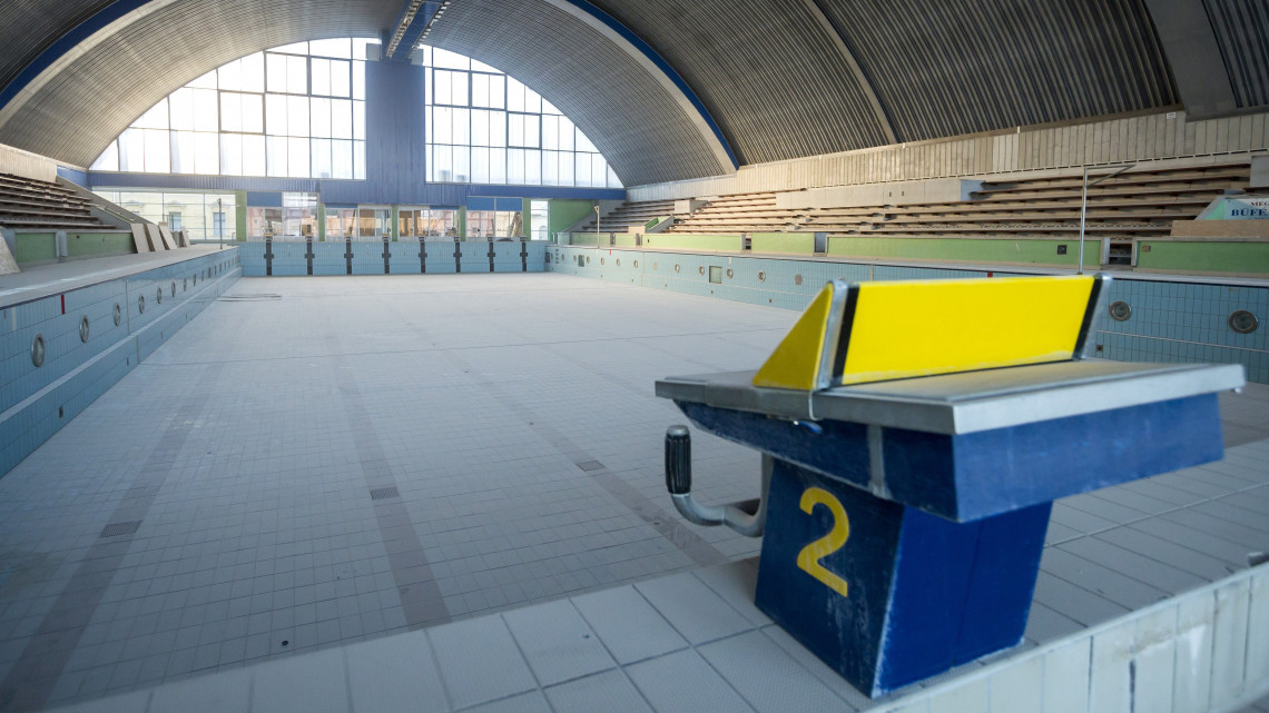 A felújítás alatt álló fővárosi Komjádi Uszoda medencéje 2017. január 6-án. Június közepére készül el a szinte teljesen átépített Komjádi Uszoda, amely a nyári vizes világbajnokság edzőközpontja lesz.