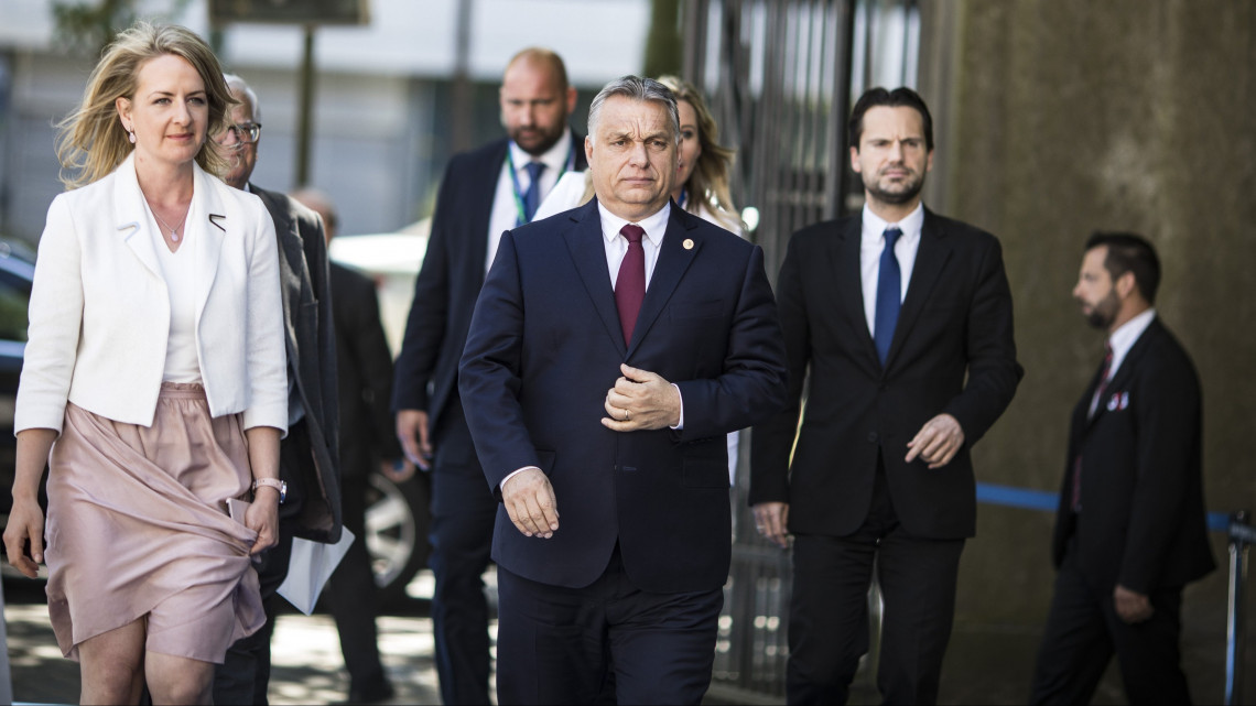 A Miniszterelnöki Sajtóiroda által közreadott képen Orbán Viktor miniszterelnök érkezik az Európai Néppárt csúcstalálkozójára Brüsszelben 2018. június 28-án.