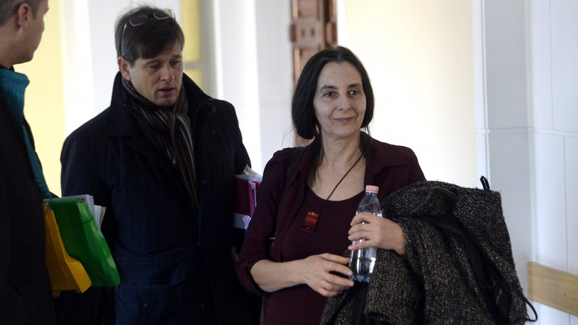 Geréb Ágnes szülésznő érkezik ügyvédje, Papp Gábor társaságában az ellene foglalkozás körében elkövetett gondatlan veszélyeztetés bűntette miatt indított büntetőper tárgyalására a Budapesti II. és III. Kerületi Bíróság folyosóján 2015. november 25-én.