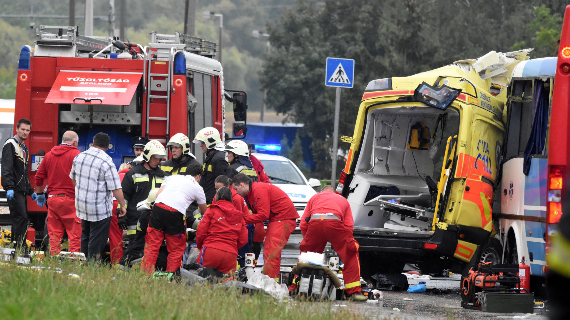 Ütközésben összetört mentőautó Szolnokon a Debreceni úton 2018. június 27-én. A balesetben a mentőautó és egy utasokat szállító autóbusz ütközött. A mentőautó vezetője és a szállított beteg életét vesztette, az esetkocsiban tartózkodó mentőápoló és mentőtiszt pedig súlyosan megsérült. A buszon huszan szenvedtek - az első vizsgálat szerint - könnyű sérülést.