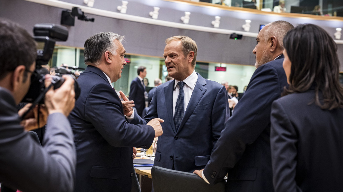 A Miniszterelnöki Sajtóiroda által közreadott képen Orbán Viktor miniszterelnök, Donald Tusk, az Európai Tanács elnöke és Bojko Boriszov bolgár miniszterelnök (b-j) beszélget az EU-tagországok állam- és kormányfőinek csúcstalálkozóján Brüsszelben 2018. június 28-án.