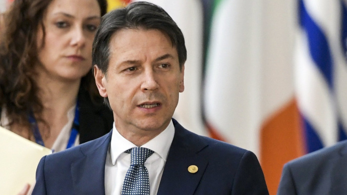 Lemondással fenyegetőzik az olasz miniszterelnök