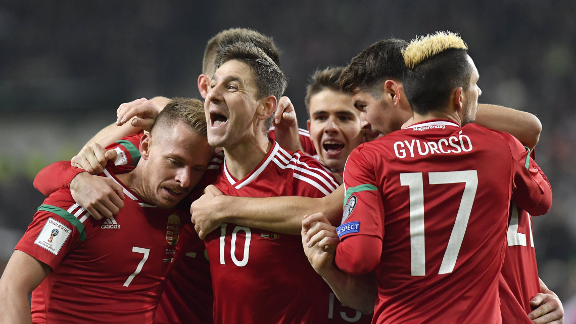 A gólszerző Gera Zoltánt (k) ünneplik csapattársai a Magyarország - Andorra labdarúgó világbajnoki selejtezőmérkőzésen a Groupama Arénában 2016. november 13-án. Balról Dzsudzsák Balázs.