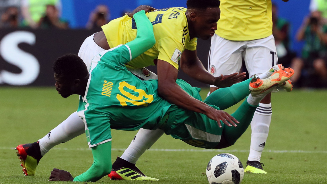 Szamara, 2018. június 28.A szenegáli Mbaye Niang (háttal) a kolumbiai Yerry Mina az oroszországi labdarúgó-világbajnokság H csoportja harmadik fordulójának Szenegál - Kolumbia mérkőzésén Szamarában 2018. június 28-án. (MTI/EPA/Wallace Woon)