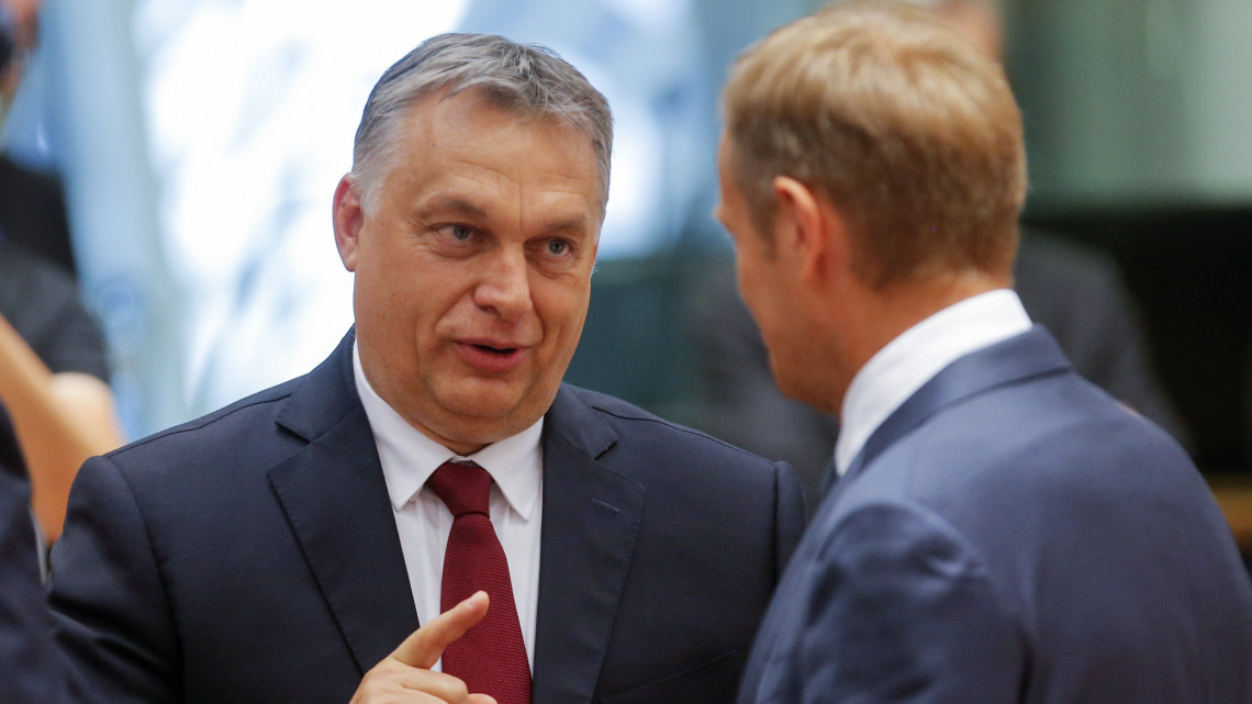 Brüsszel, 2018. június 28.Orbán Viktor miniszterelnök (b) és Donald Tusk, az Európai Tanács elnöke az Európai Unió brüsszeli csúcstalálkozóján az esemény első napján, 2018. június 28-án. (MTI/EPA/Olivier Hoslet)