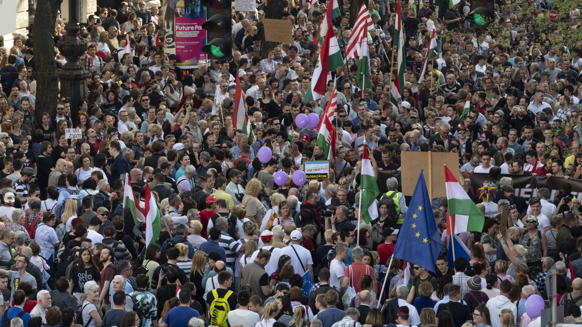 A Facebookon meghirdetett, ellenzéki pártok részvételével tartott demonstráció Budapesten, az Operaháznál az Andrássy úton 2018. április 14-én. A résztvevők az Operaháztól vonulnak a Kossuth térre.