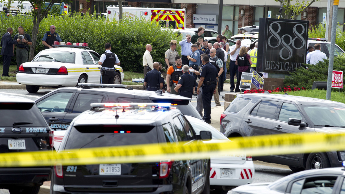 Annapolis, 2018. június 29.Rendőrök a Capital Gazette című napilap szerkesztőségi épületénél Maryland szövetségi állam fővárosában, Annapolisban, miután lövöldözés történt a szerkesztőségben 2018. június 28-án. A támadásban öten életüket vesztették, huszonketten megsebesültek. (MTI/AP/Jose Luis Magana)