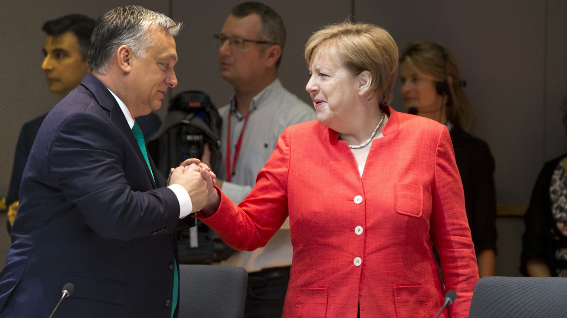 Brüsszel, 2018. június 29.Orbán Viktor miniszterelnök (b) és Angela Merkel német kancellár az Európai Unió brüsszeli csúcstalálkozója második napi tanácskozása kezdetén 2018. június 29-én. (MTI/AP/Virginia Mayo)