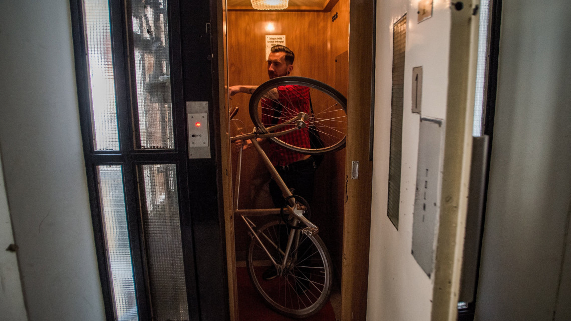 Páli László tetoválóművész munkahelyére indul kerékpárjával VIII. kerületi otthonából 2018. május 8-án. A Magyar Kerékpárosklub május 14-től június 10-ig tartja a Bringázz a munkába! kampányt a Nemzeti Fejlesztési Minisztérium támogatásával.