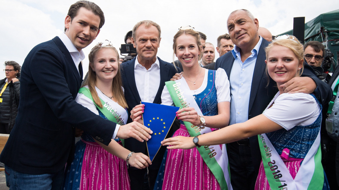 Schladming, 2018. június 30.Sebastian Kurz osztrák kancellár, Donald Tusk, az Európai Tanács elnöke és Bojko Boriszov bolgár miniszterelnök (b-j) a dachsteini régió szépségkirálynőjével és udvarhölgyeivel egy ünnepségen, amelyen Bulgária átadja az Európai Unió soros elnöki tisztségét Ausztriának az ausztriai Schladmingban 2018. június 30-án. Ausztria július 1-jétől tölti be fél évig a tisztséget. (MTI/EPA/Michael Gruber)