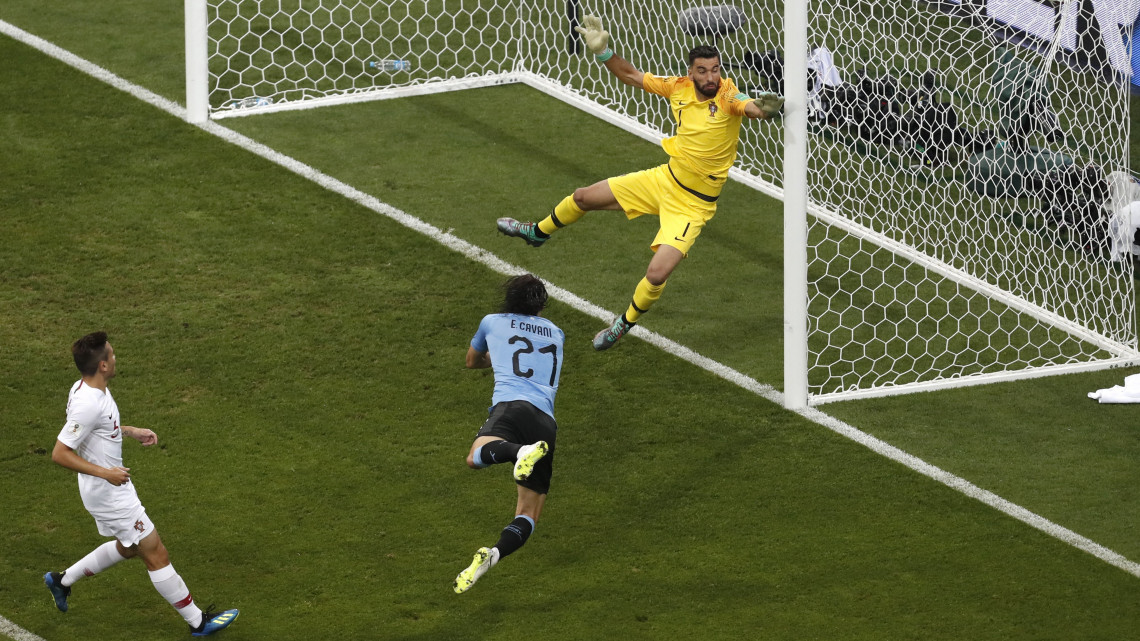 Szocsi, 2018. június 30.Az uruguayi Edinson Cavani (k) befejeli csapata első gólját Rui Patricio portugál kapusnak az oroszországi labdarúgó-világbajnokság nyolcaddöntőjének Uruguay  Portugália mérkőzésén a szocsi Fist Stadionban 2018. június 30-án. (MTI/AP/Darko Vojinovic)