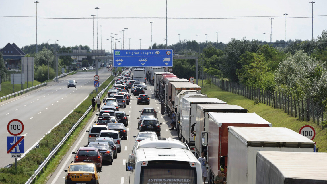 Kilépésre várakozó járművek az M5-ös autópályán a röszkei határátkelőhely előtt 2014. augusztus 1-jén. Az átkelőnél a Nyugat-Európában dolgozó és szabadságukra hazatérő, illetve a vakáció leteltével visszautazó vendégmunkások miatt jelentős torlódás alakul ki hétvégenként.