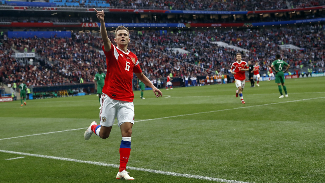Moszkva, 2018. június 14.Az orosz Gyenyisz Cserisev ünnepel, miután belőtte a negyedik gólt a 2018-as oroszországi labdarúgó-világbajnokság Oroszország - Szaúd-Arábia nyitómérkőzésén a moszkvai Luzsnyiki stadionban 2018. június 14-én. Az orosz válogatott 5-0-ra győzött. (MTI/AP/Pavel Golovkin)