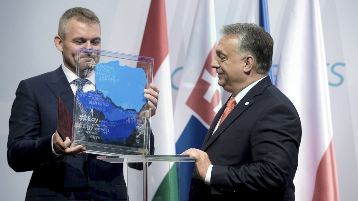 Orbán Viktor magyar miniszterelnök (j) átadja a visegrádi együttműködés elnökségét Peter Pellegrini szlovák kormányfőnek a V4 sajtótájékoztatóján a Várkert Bazárban 2018. június 21-én. Szlovákia július 1-jétől egy évig vezeti a csoportot.