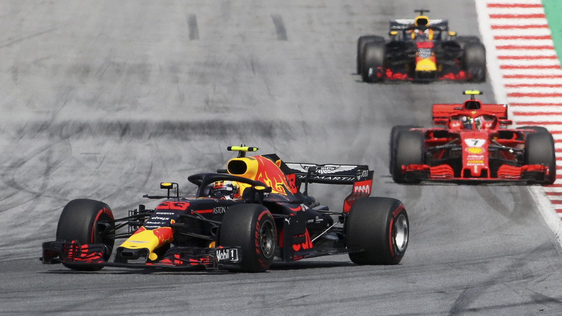 Spielberg, 2018. július 1.Max Verstappen, a Red Bull holland versenyzője kanyarodik Kimi Räikkönen, a Ferrari finn és Daniel Ricciardo, a Red Bull ausztrál versenyzője előtt a Forma-1-es autós gyorsasági világbajnokság Osztrák Nagydíján a spielbergi pályán 2018. július 1-jén. (MTI/AP/Ronald Zak)