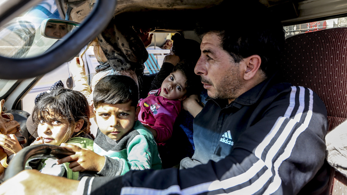Arszal, 2018. június 28.A szíriai Flita faluból való Mohammed Rahmán a családjával hazaindulni készül a kelet-libanoni Arszal faluban lévő menekülttáborból 2018. június 28-án. A faluban mintegy 80 ezer szíriai talált menedékre, közülük most 472 kapott engedélyt a szíriai hatóságoktól, hogy hazatérjen a Damaszkusztól nyugatra fekvő al-Kalamun térségébe. (MTI/EPA/Nabil Munzer)