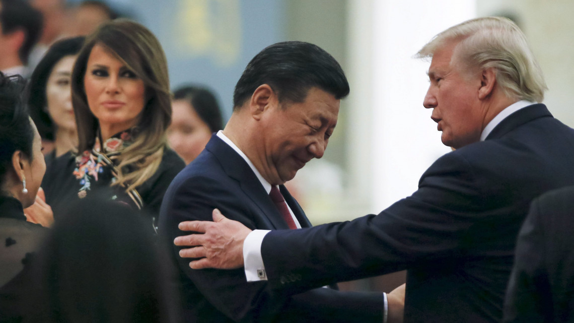 Peking, 2017. november 9.Donald Trump amerikai elnök (j) Hszi Csin-ping kínai elnök a pekingi Nagy Népi Csarnokban adott díszvacsorán 2017. november 9-én. Trump kétnapos látogatáson tartózkodik Kínában. Jobbról a második Melania Trump, az amerikai elnök neje. (MTI/EPApool/Thomas Peter)
