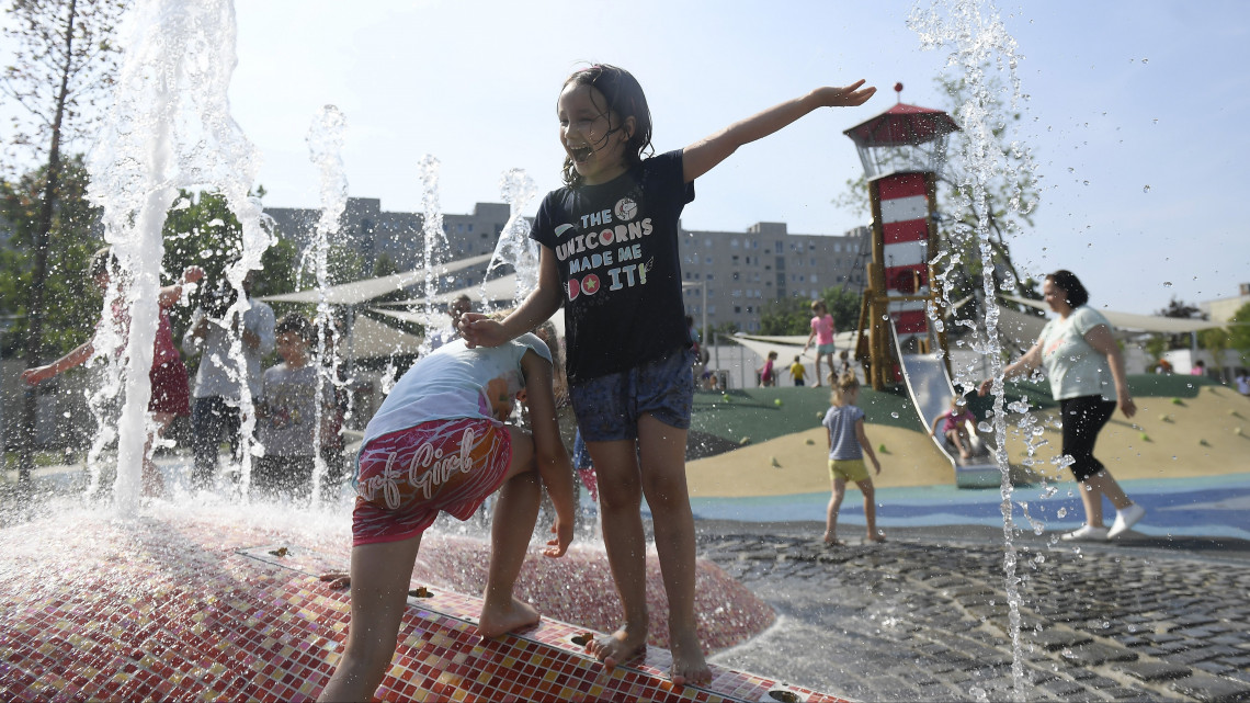 Gyerekek játszanak a XIX. kerületi Berzsenyi utcában felépült új vizesjátszótér átadásán 2018. június 21-én. A játszótér az önkormányzat 180 millió forintos, önerős beruházásából épült meg.