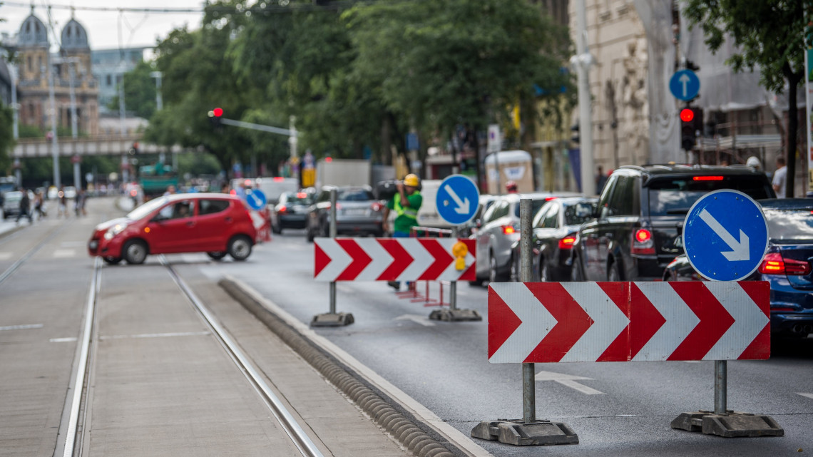 Forgalomkorlátozás Budapesten, a Szent István körúton 2018. június 25-én. Vízvezeték-felújítás miatt a Szemere utca és a Nyugati téri felüljáró közötti szakaszon a belső sávot lezárták, a forgalom csak egy sávon haladhat Nyugati tér felé. Június 27-től várhatóan augusztus végéig a Szemere utca és a Bihari János utca közötti útpályát teljes szélességében lezárják. Közlekedni a villamosvágányon lehet majd jelzőlámpás szabályozás mellett. A Jászai Mari tér és a Szemere utca között ideiglenes buszsávot alakítanak ki.