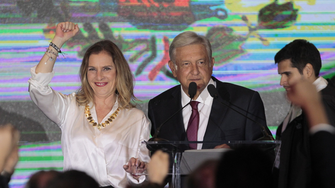 Mexikóváros, 2018. július 2.Andrés Manuel López Obrador, a mexikói baloldali baloldali Nemzeti Újjászületési Mozgalom jelöltje (k) beszédet mond támogatói előtt a mexikói általános választásokkal együtt tartott elnökválasztás urnazárása után Mexikóvárosban 2018. július 2-re virradóra. A szavazatszámlálás részeredménye Obrador győzelmét vetíti előre. (MTI/EPA/Mario Guzmán)