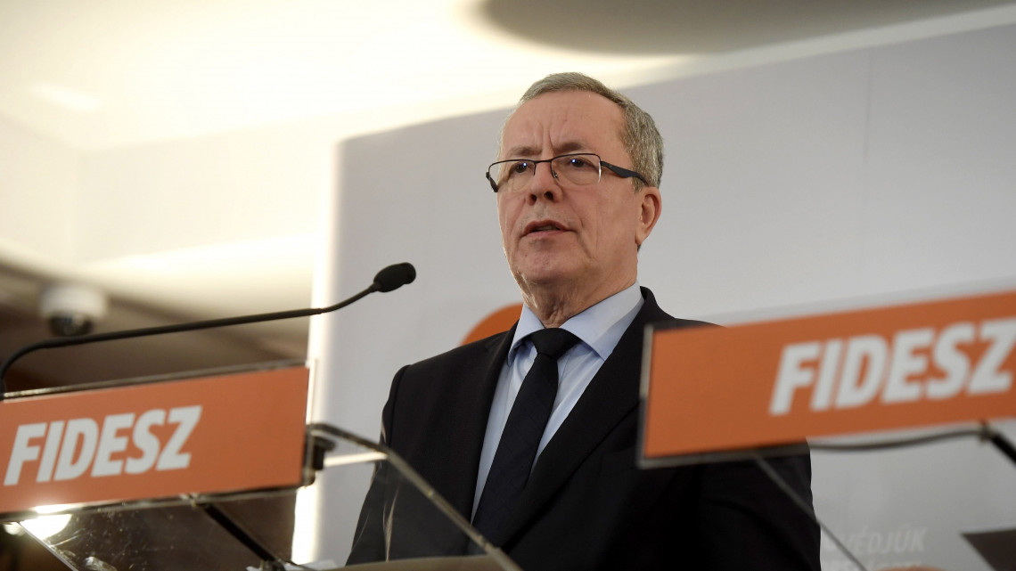 Bakondi György, a miniszterelnök belbiztonsági főtanácsadója a Fidesz-KDNP kihelyezett visegrádi tanácskozásáról tartott sajtótájékoztatón 2017. február 16-án.