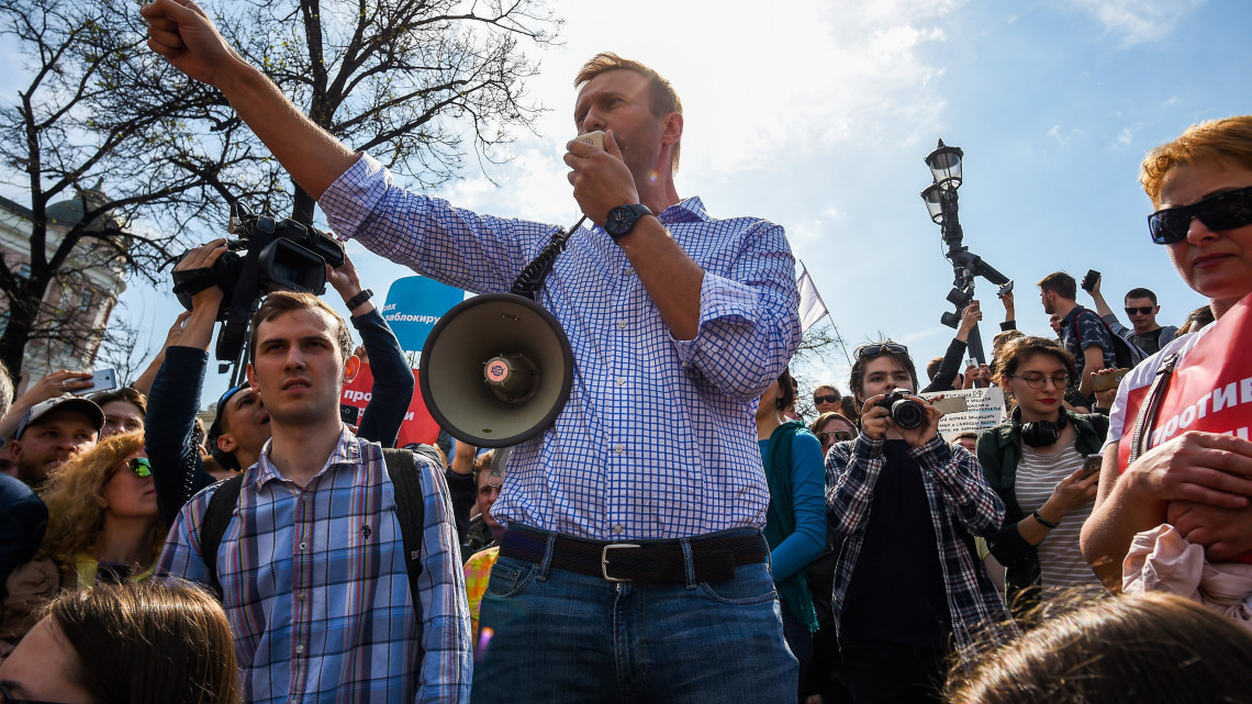 Moszkva, 2018. május 6.Alekszej Navalnij, az orosz ellenzék egyik vezetője a Vlagyimir Putyin elnök ellen rendezett moszkvai tüntetésen a Puskin téren 2018. május 5-én, két nappal a nagy többséggel újraválasztott államfő elnöki beiktatása előtt. (MTI/EPA/Dmitrij Szerebrjakov)
