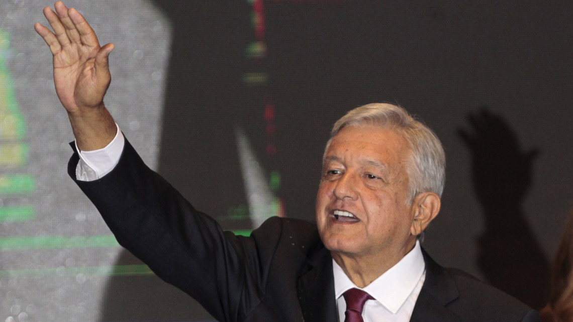 Mexikóváros, 2018. július 2.Andrés Manuel López Obrador, a mexikói baloldali baloldali Nemzeti Újjászületési Mozgalom jelöltje integet támogatóinak a mexikói általános választásokkal együtt tartott elnökválasztás urnazárása után Mexikóvárosban 2018. július 2-re virradóra. A szavazatszámlálás részeredménye Obrador győzelmét vetíti előre. (MTI/EPA/Mario Guzmán)