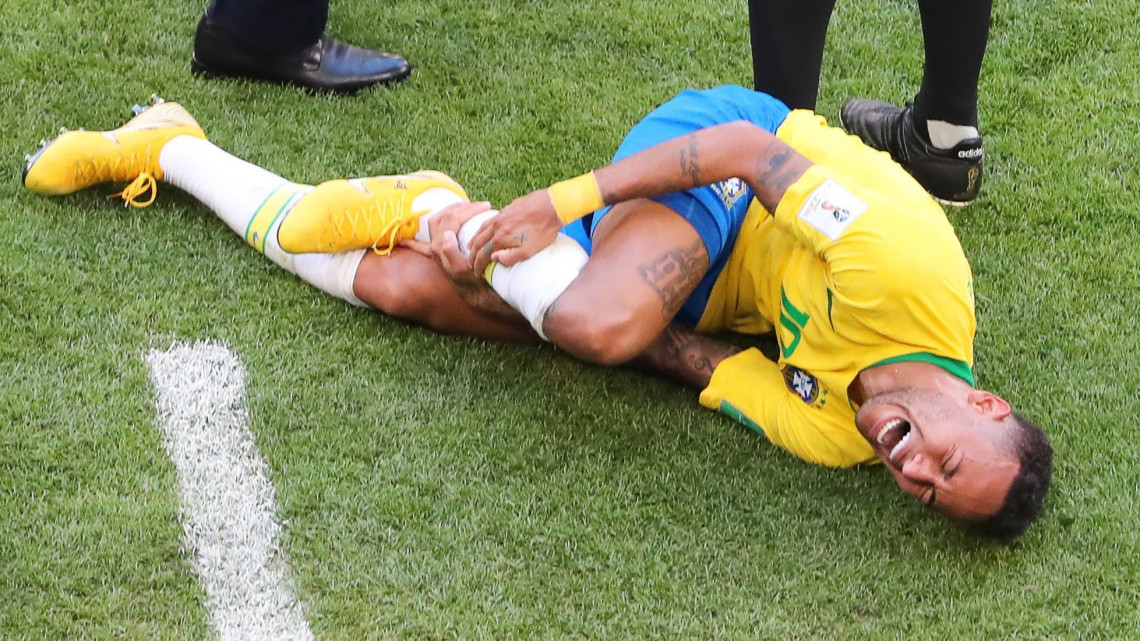 Szamara, 2018. július 2.A brazil Neymar a földön az oroszországi labdarúgó-világbajnokság nyolcaddöntőjének Brazília  Mexikó mérkőzésén Szamarában 2018. július 2-án. (MTI/EPA/Taccjana Zenkovics)