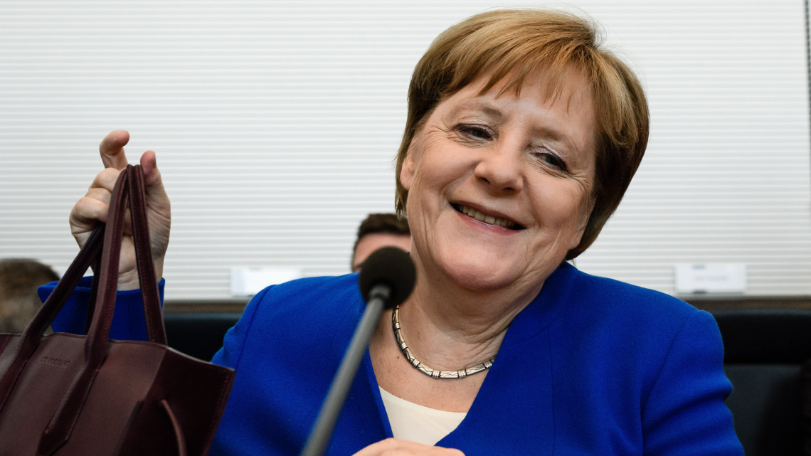 Berlin, 2018. július 2.Angela Merkel német kancellár, a Kereszténydemokrata Unió (CDU) elnöke a CDU és a bajor testvérpárt, a Keresztényszociális Unió (CSU) közös frakcióülésén a parlament berlini épületében, a Reichstagban 2018. július 2-án. A CDU és a CSU között vita van a bevándorlás kezelésének kérdésében. (MTI/EPA/ Clemens Bilan)