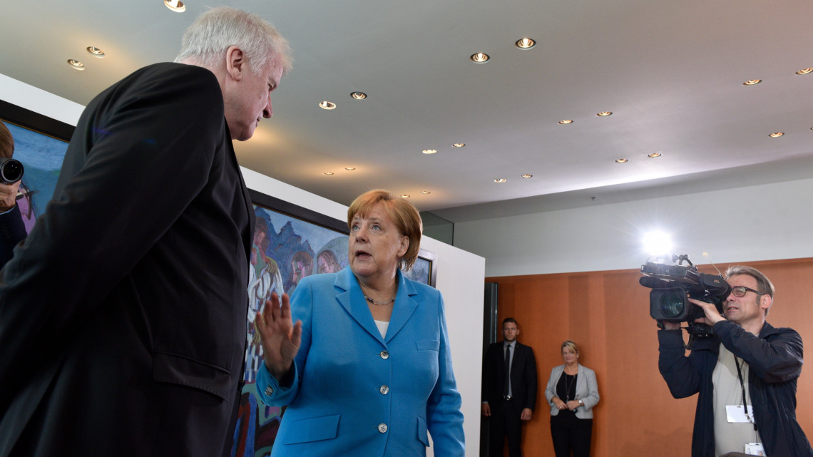 Berlin, 2018. június 13.Angela Merkel német kancellár, a Kereszténydemokrata Unió (CDU) elnöke és Horst Seehofer német belügyminiszter, a bajor Keresztényszociális Unió (CSU) elnöke a hetenkénti kormányülés kezdete előtt a berlini kancellári hivatalban 2018. június 13-án. (MTI/EPA/Markus Heine)