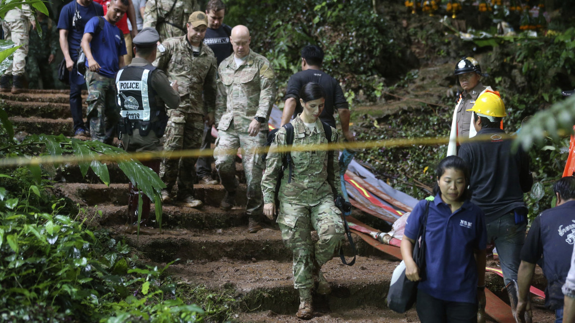 Maeszai, 2018. június 28.Amerikai katonai kutató-mentők a thaiföldi Csiangraj tartománybeli Maeszainál levő Tham Luang barlangnál, amelyben egy edzőjével együtt eltűnt ifjúsági labdarúgócsapat tizenkét játékosát keresik 2018. június 28-án. A tizenhárom embert a megemelkedő víz zárja el ötödik napja a külvilágtól. (MTI/AP/Szakcsaj Lalit)