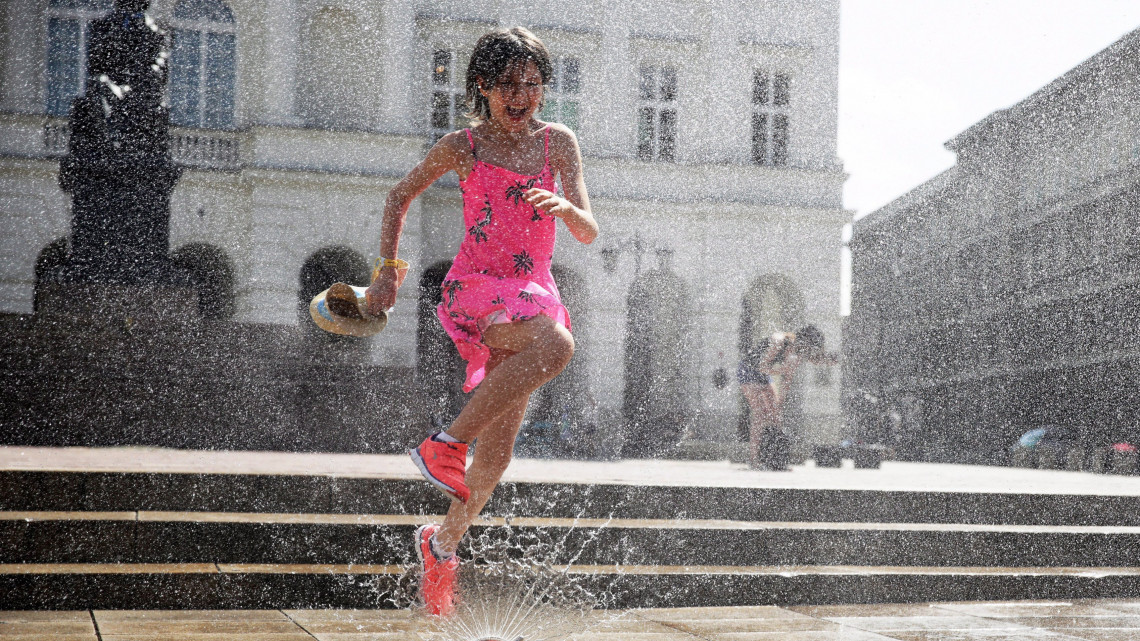 Varsó, 2017. augusztus 9.Locsolócső vizével hűsíti magát egy kislány Varsóban, ahol 30 Celsius-fokot meghaladó hőség tombol 2017. augusztus 9-én. (MTI/EPA/Tomasz Gzell)
