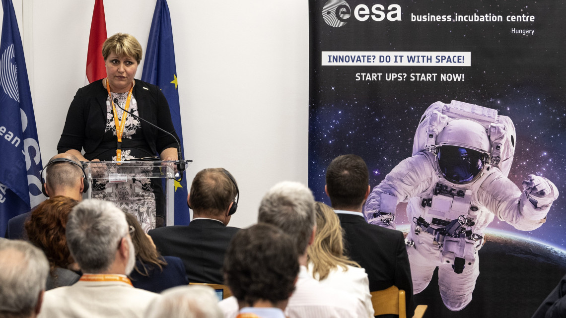 Tandi Zsuzsanna, a Magyar Tudományos Akadémia Wigner Fizikai Kutatóközpontja és az Európai Űrügynökség (European Space Agency, ESA) üzleti inkubátorházának vezetője beszédet mond az inkubátorház megnyitóján 2018. július 2-án.