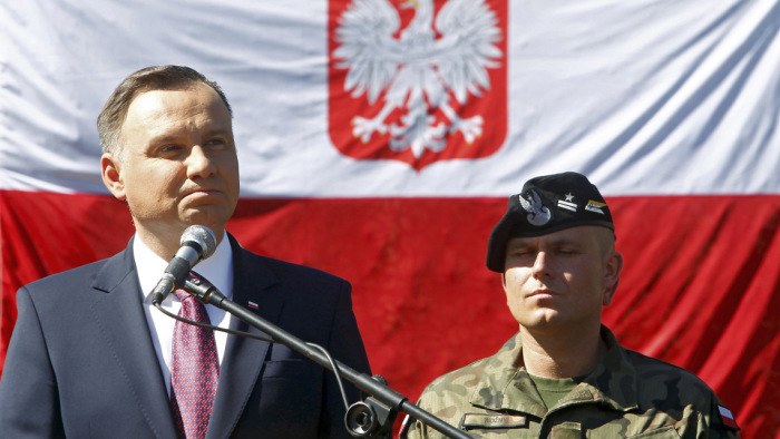Szakértő: a kormány megfékezése is tétje a lengyel elnökválasztásnak