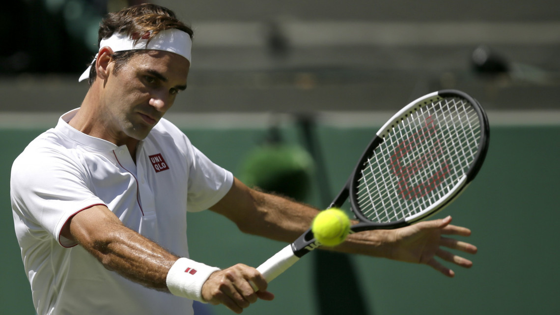 London, 2018. július 2.A svájci címvédő Roger Federer a szerb Dusan Lajovic ellen játszik a wimbledoni teniszbajnokság férfi egyesének első fordulójában Londonban 2018. július 2-án. (MTI/AP/Tim Ireland)