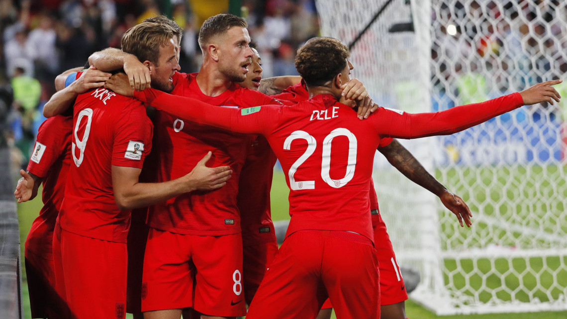 Moszkva, 2018. július 3.Az angol válogatott tagjai ünneplik csapattársuk, Harry Kane tizenegyesből lőtt gólját az oroszországi labdarúgó-világbajnokság nyolcaddöntőjének Kolumbia - Anglia mérkőzésén a moszkvai Szpartak Stadionban 2018. július 3-án. (MTI/EPA/Jurij Kocsetkov)