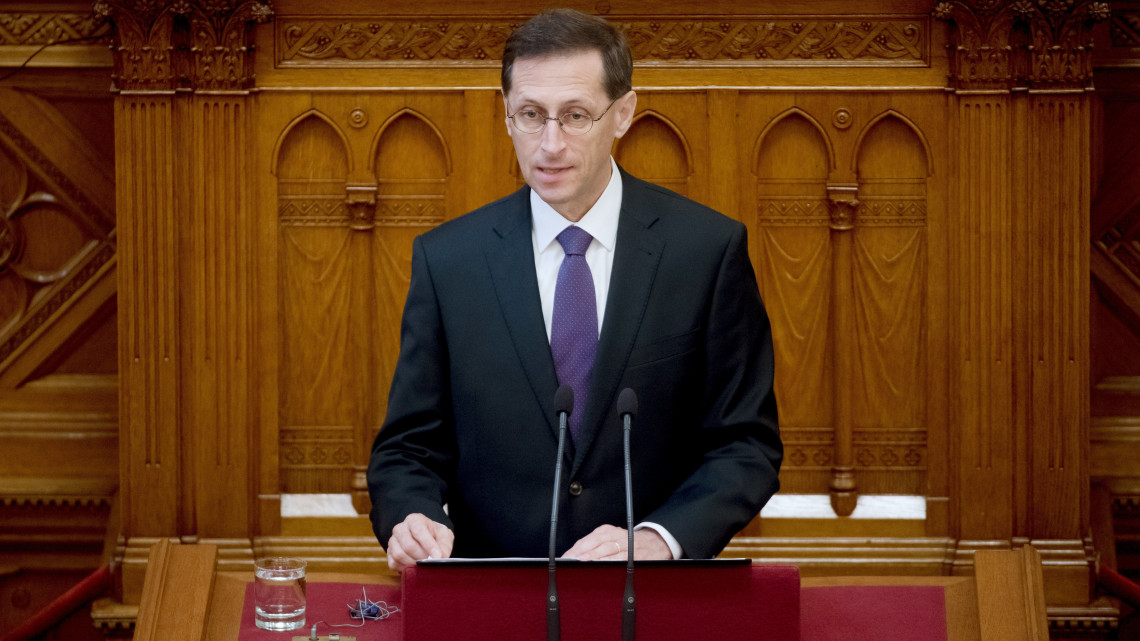 Varga Mihály pénzügyminiszter expozét tart a 2019. évi központi költségvetés általános vitájában az Országgyűlés plenáris ülésén 2018. június 27-én.