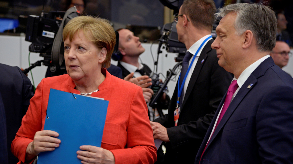 Brüsszel, 2017. május 25.Angela Merkel német kancellár (b) és Orbán Viktor miniszterelnök a NATO-tagországok állam- és kormányfőinek egynapos csúcstalálkozóján Brüsszelben 2017. május 25-én. (MTI/EPA/AFP pool/Thierry Charlier)