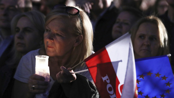 A bírósági reform ellen tüntettek Lengyelországban