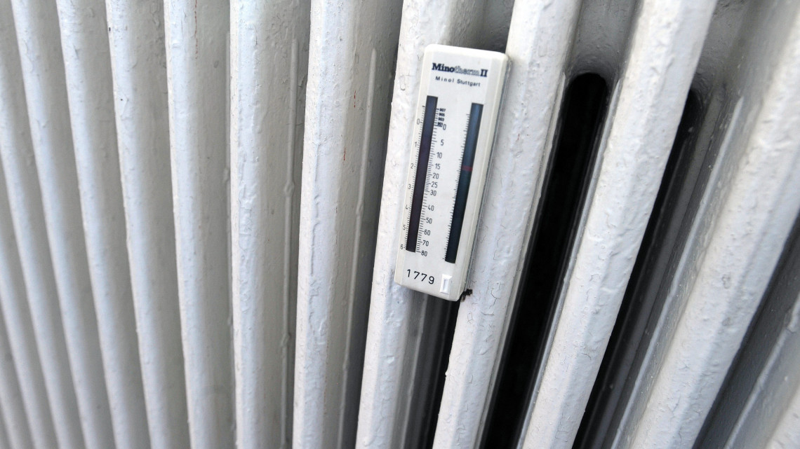 Fogyasztásmérő egy budapesti távfűtéses lakás radiátorán.