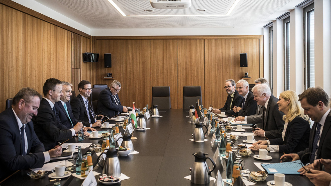 A Miniszterelnöki Sajtóiroda által közreadott képen Orbán Viktor miniszterelnök (b3) és Horst Seehofer német belügyminiszter, a bajor Keresztényszociális Unió (CSU) elnöke (j3) megbeszélést folytat Berlinben 2018. július 4-én. A kormányfő mellett Györkös Péter, Magyarország berlini nagykövete, Szijjártó Péter külgazdasági és külügyminiszter, Gulyás Gergely, a Miniszterelnökséget vezető miniszter és Czukor József miniszterelnöki főtanácsadó (b-j).