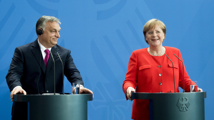 Orbán Viktor Berlinben: Magyarország óriási terhet vesz le Németország válláról