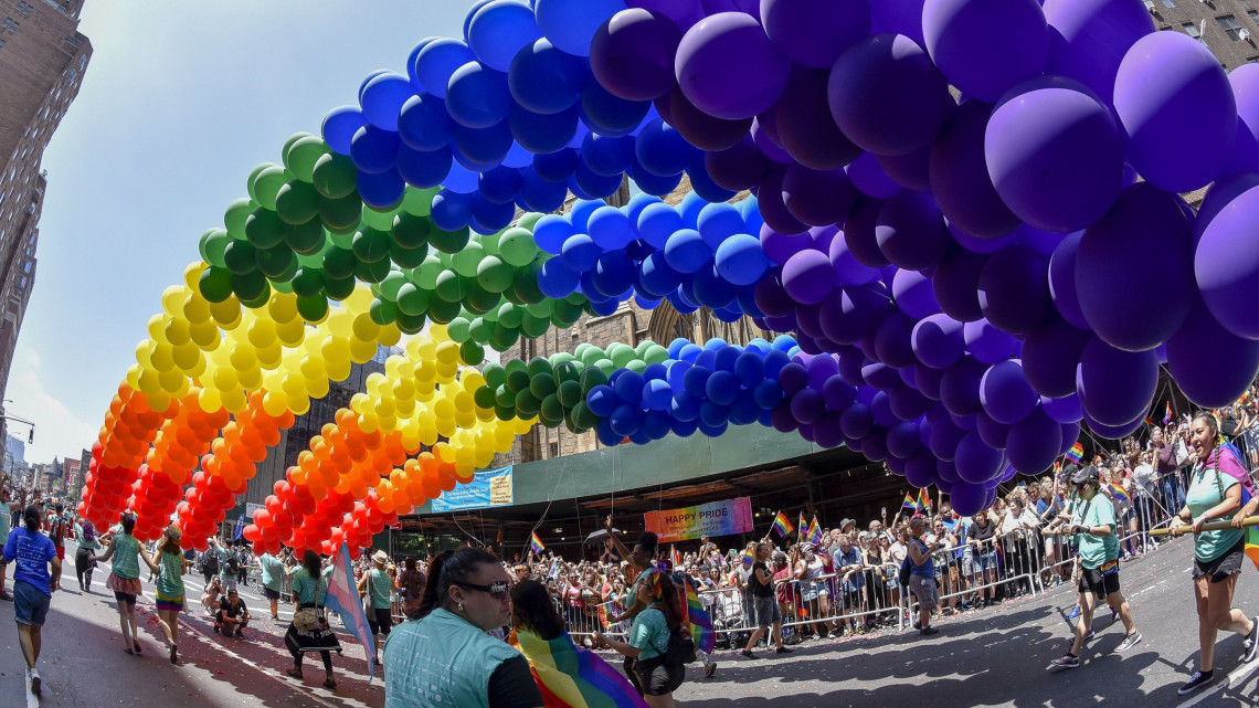 New York, 2018. június 25.Utcakép a 49. alkalommal tartott évenkénti New York-i melegfelvonuláson 2018. június 24-én. A rendezvény a nagyváros Stonewall Inn melegbárjában 1969 júniusában tartott rendőrségi razzia kiváltotta tüntetéseknek állít emléket. (MTI/EPA/Porter Binks)